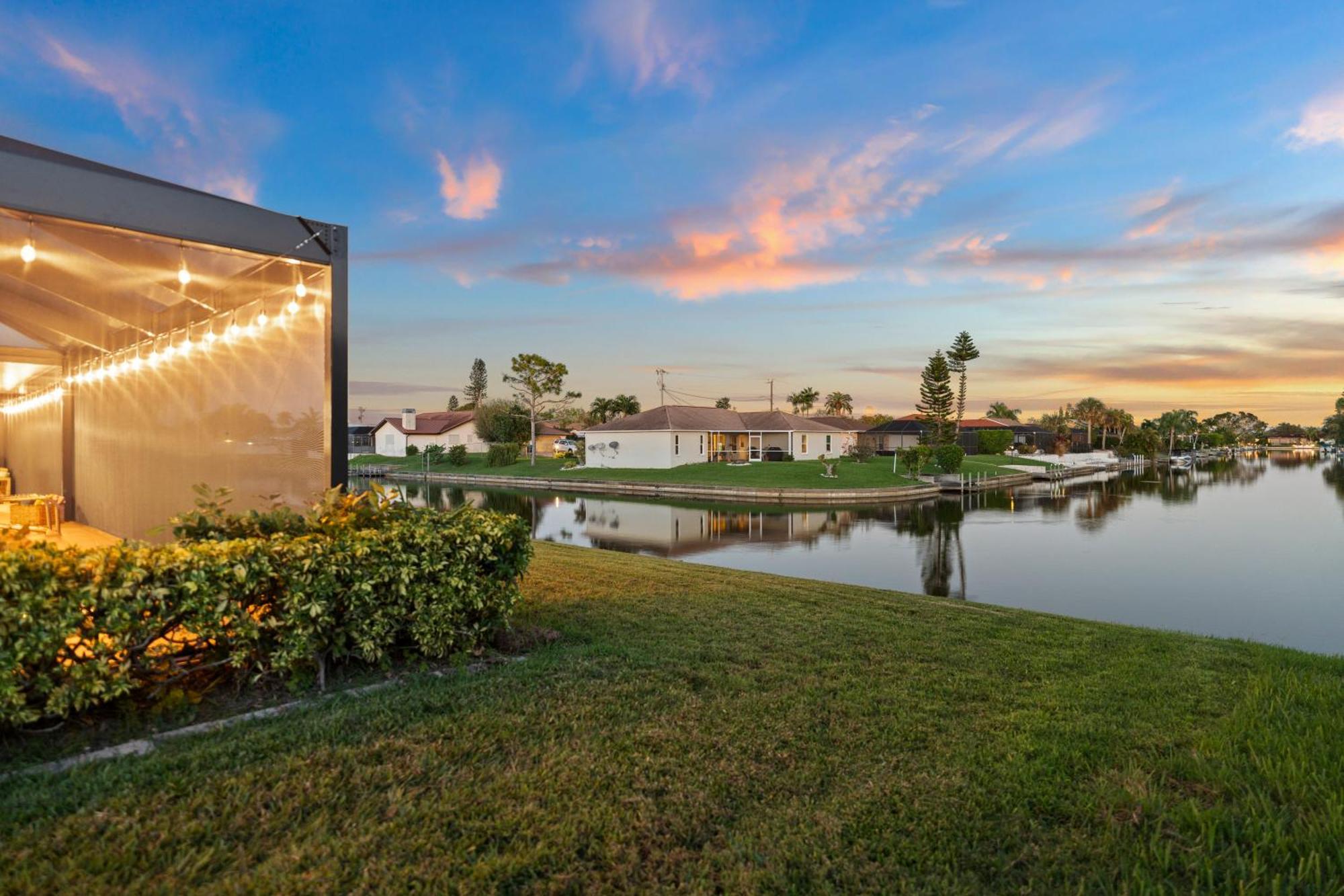 קייפ קורל Serenity Waterfront Villa With King Suite, Private Pool, Great Lanai Enclosure And Long Water Views מראה חיצוני תמונה