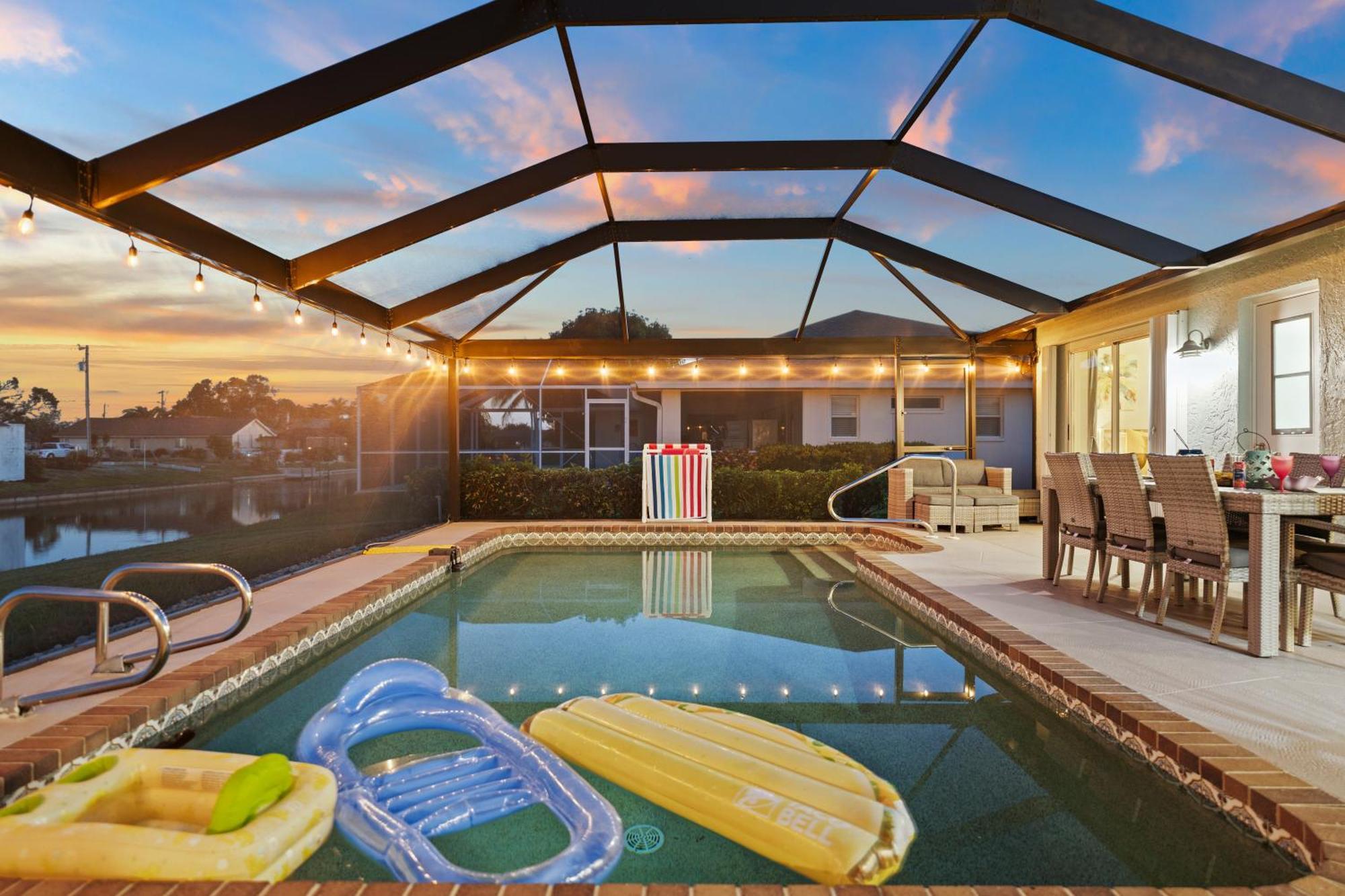 קייפ קורל Serenity Waterfront Villa With King Suite, Private Pool, Great Lanai Enclosure And Long Water Views מראה חיצוני תמונה