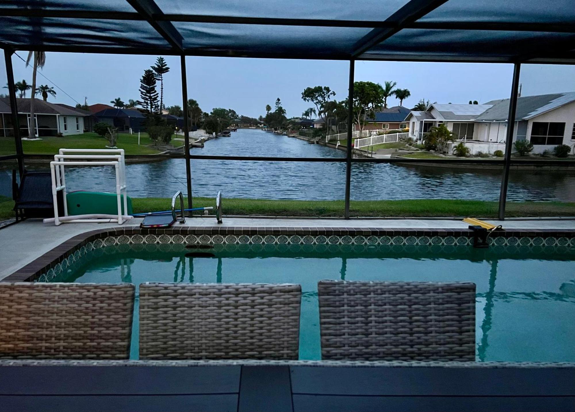 קייפ קורל Serenity Waterfront Villa With King Suite, Private Pool, Great Lanai Enclosure And Long Water Views מראה חיצוני תמונה