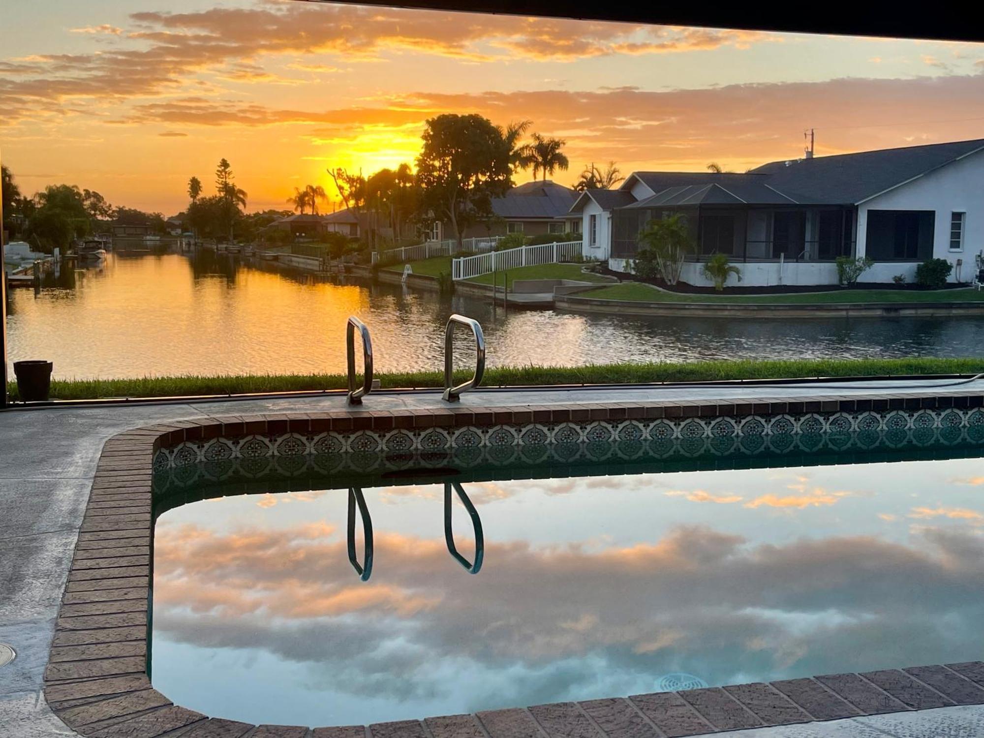 קייפ קורל Serenity Waterfront Villa With King Suite, Private Pool, Great Lanai Enclosure And Long Water Views מראה חיצוני תמונה